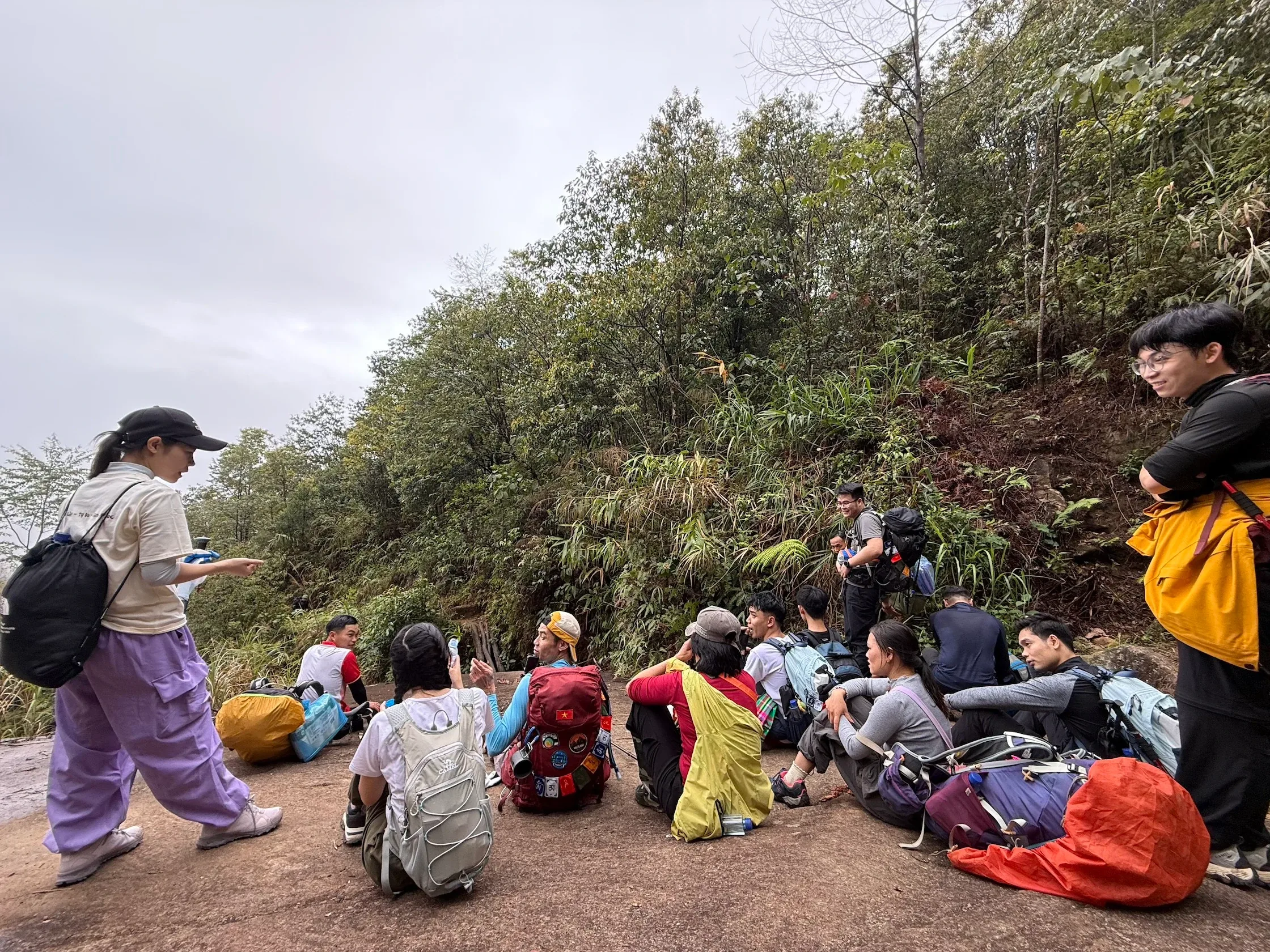 Đoàn trekking ngồi nghỉ bên đường giữa rừng Nam Kang Ho Tao