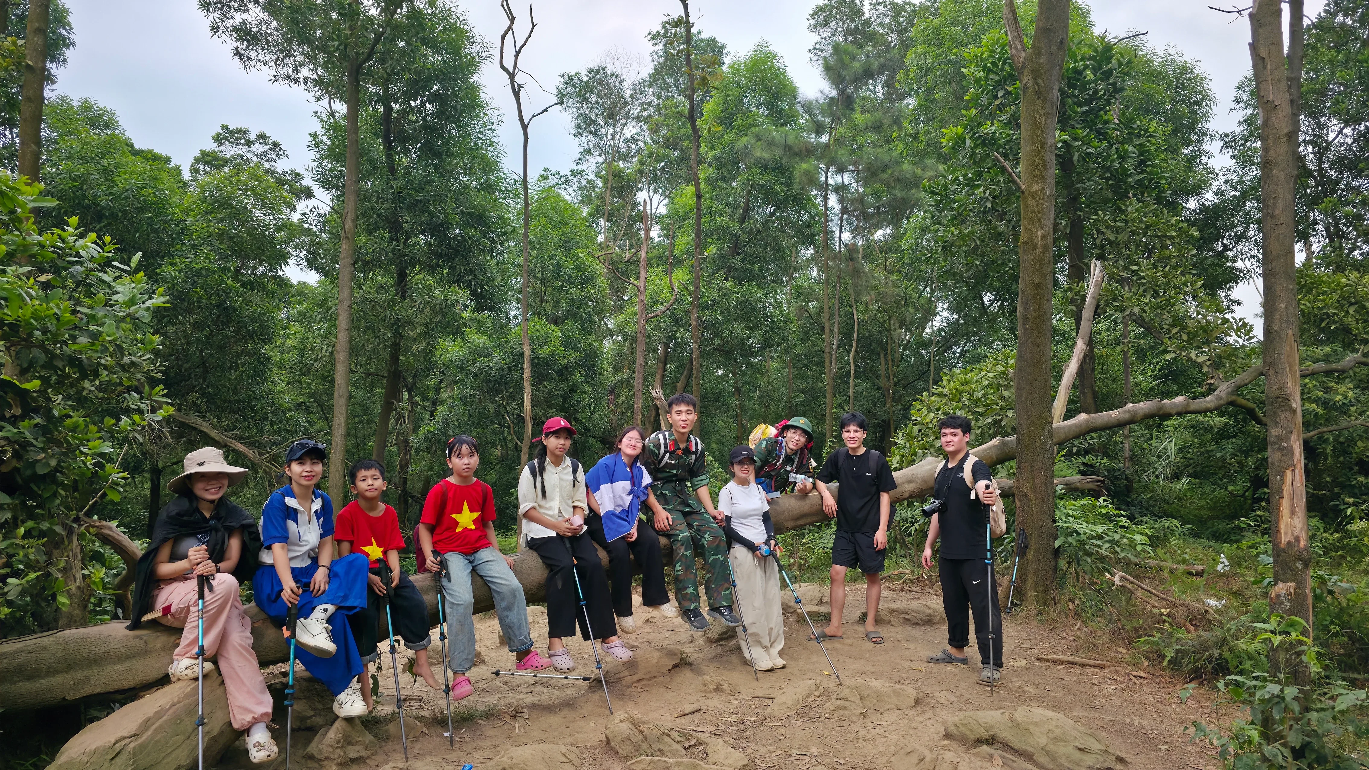 Đoàn trekking tập trung trên đường mòn giữa rừng Hàm Lợn