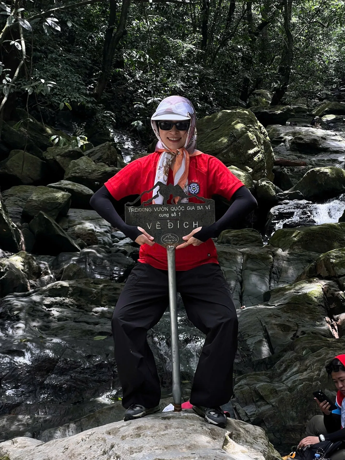 Thành viên check-in bên dòng suối trên cung trekking Ba Vì