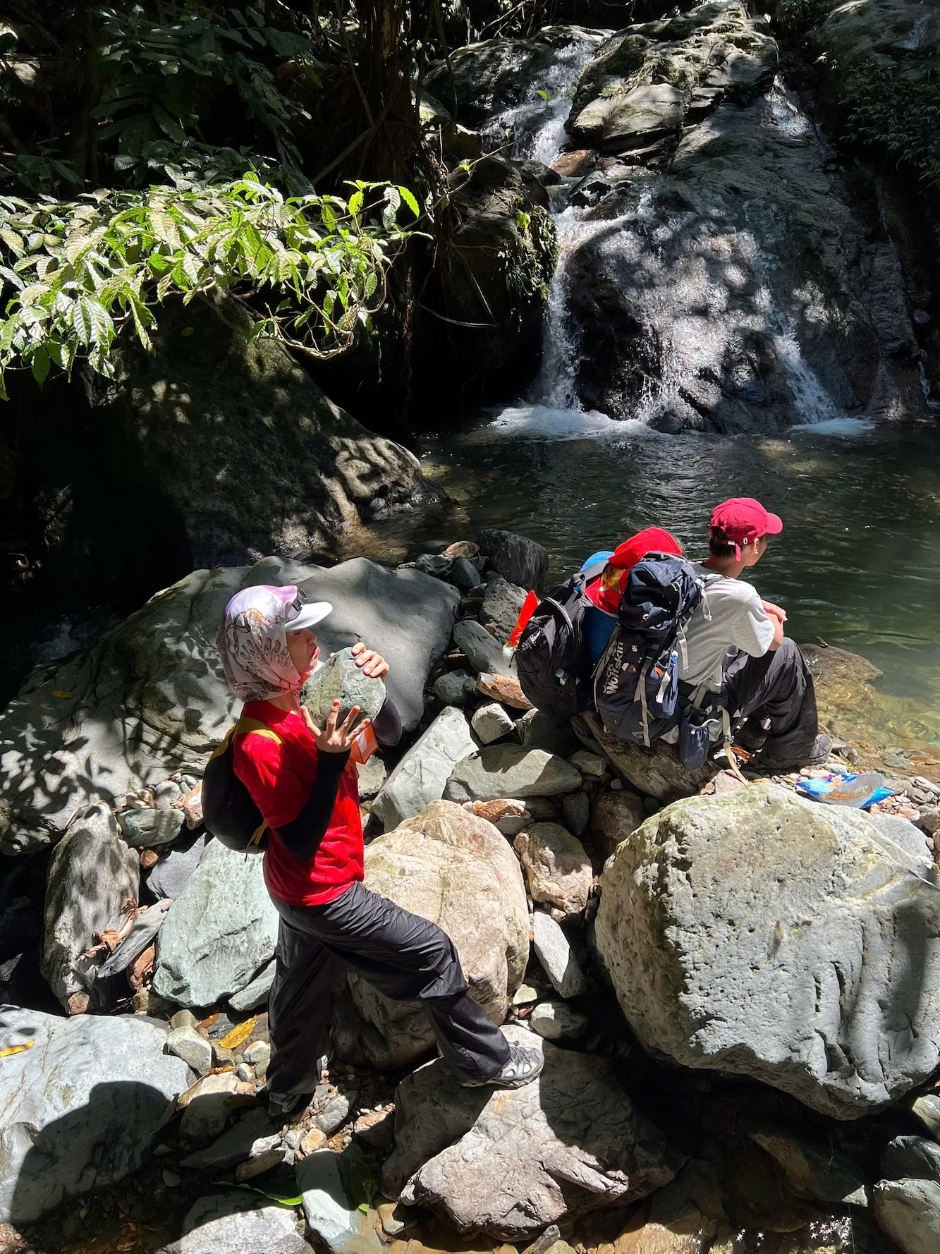 Nhóm trekking nghỉ chân bên hồ nước giữa rừng Ba Vì