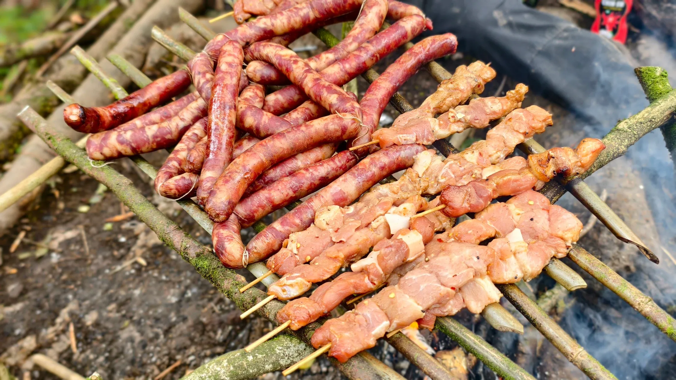 Xúc xích và thịt xiên nướng trên bếp than
