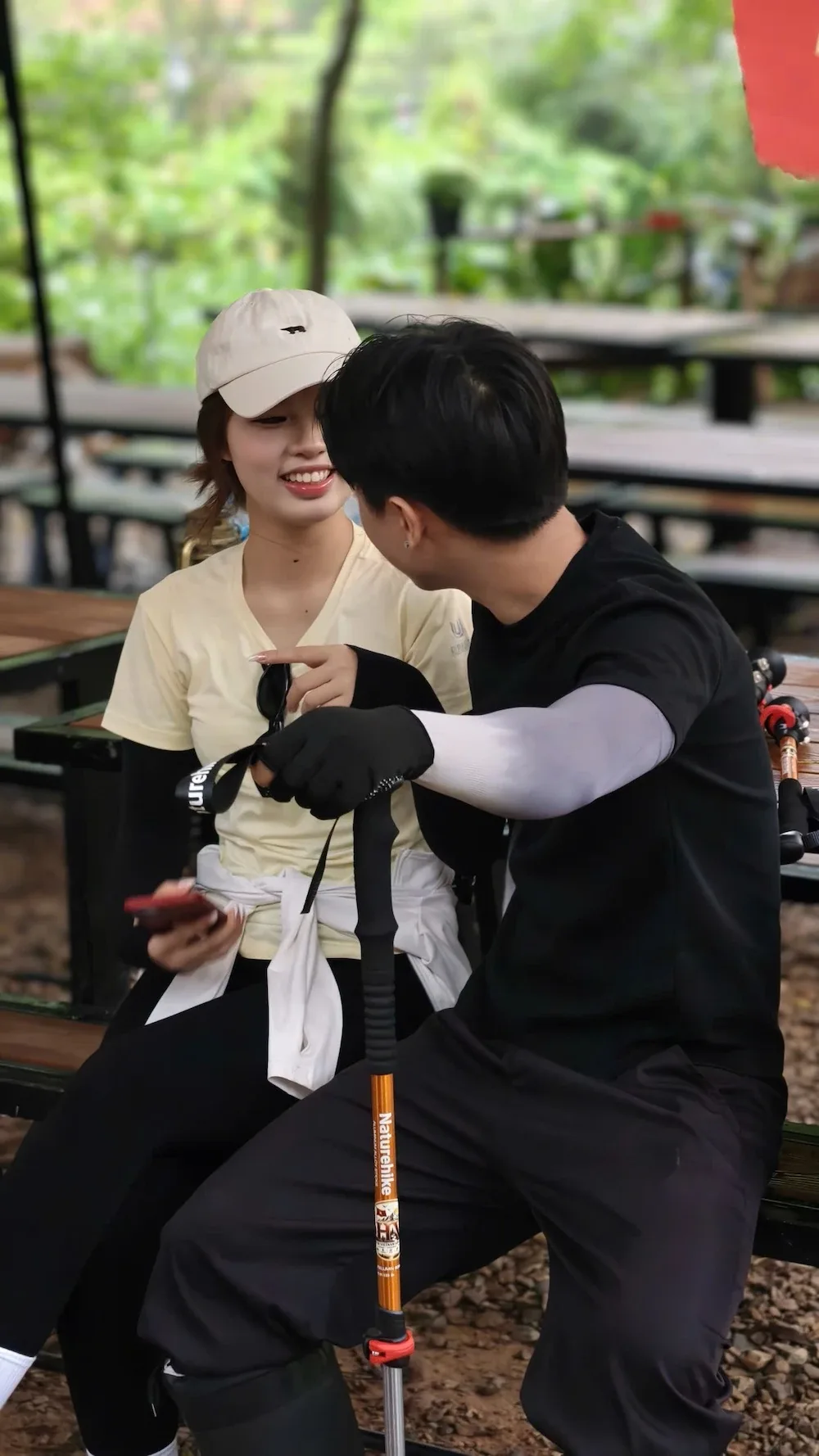 Hai nữ du khách ngồi trò chuyện tại điểm nghỉ chân