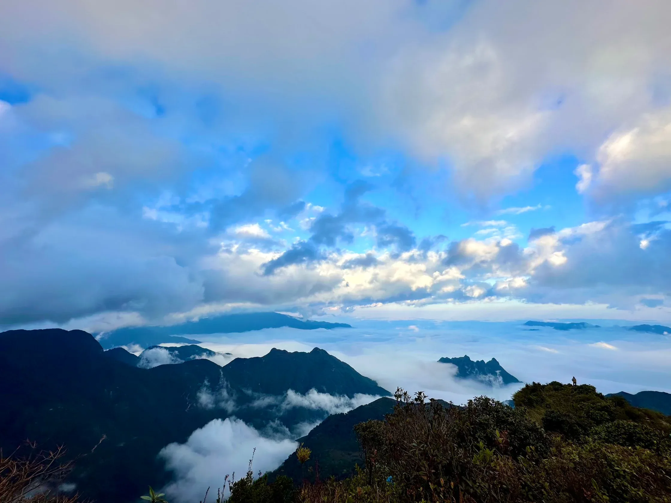 Biển mây cuộn quanh dãy núi lúc sáng sớm