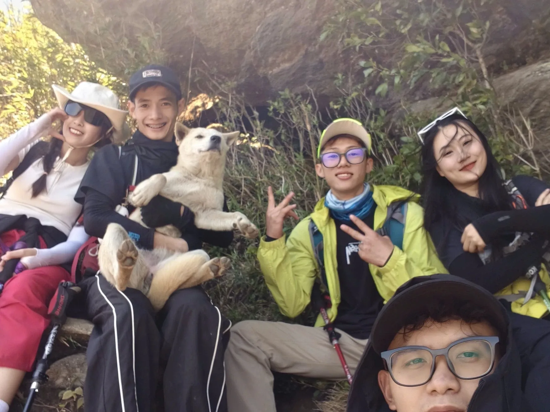 Nhóm trekking chụp ảnh cùng chú chó trắng trên đường nghỉ chân