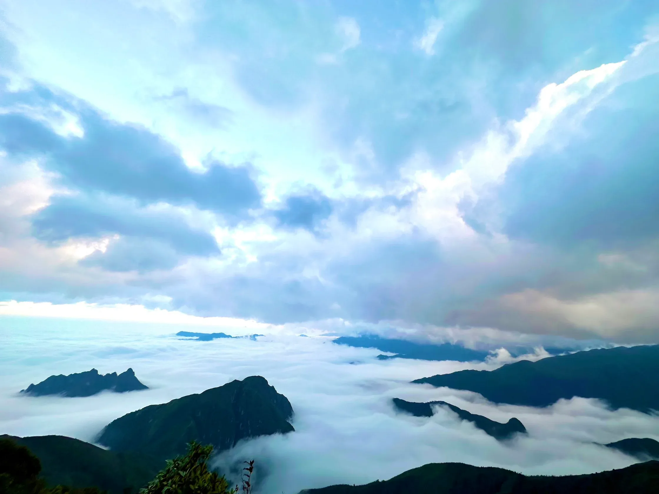 Mỏm núi đá vươn lên trên biển mây
