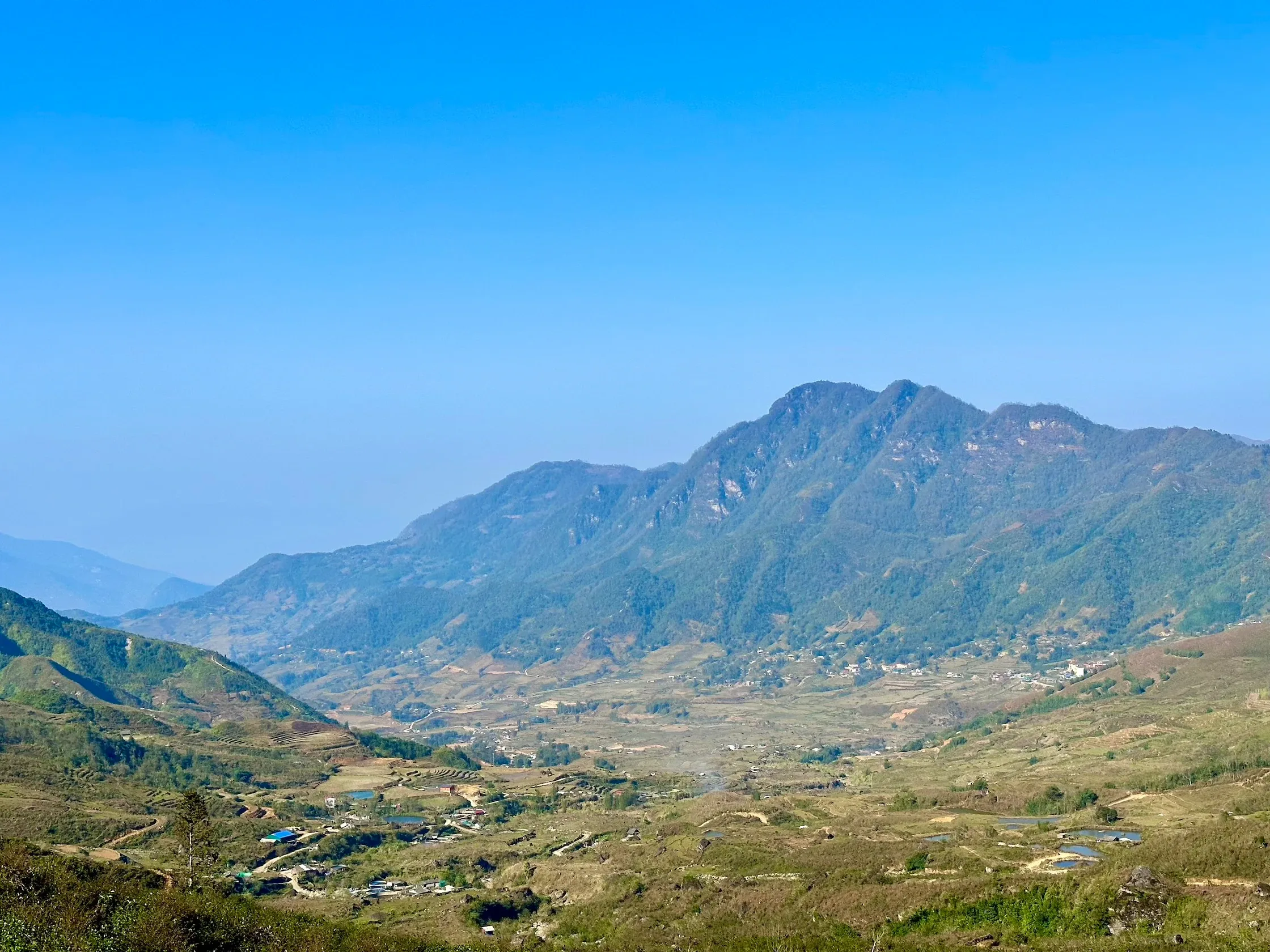 Bản làng nằm trong thung lũng bao quanh bởi những dãy núi