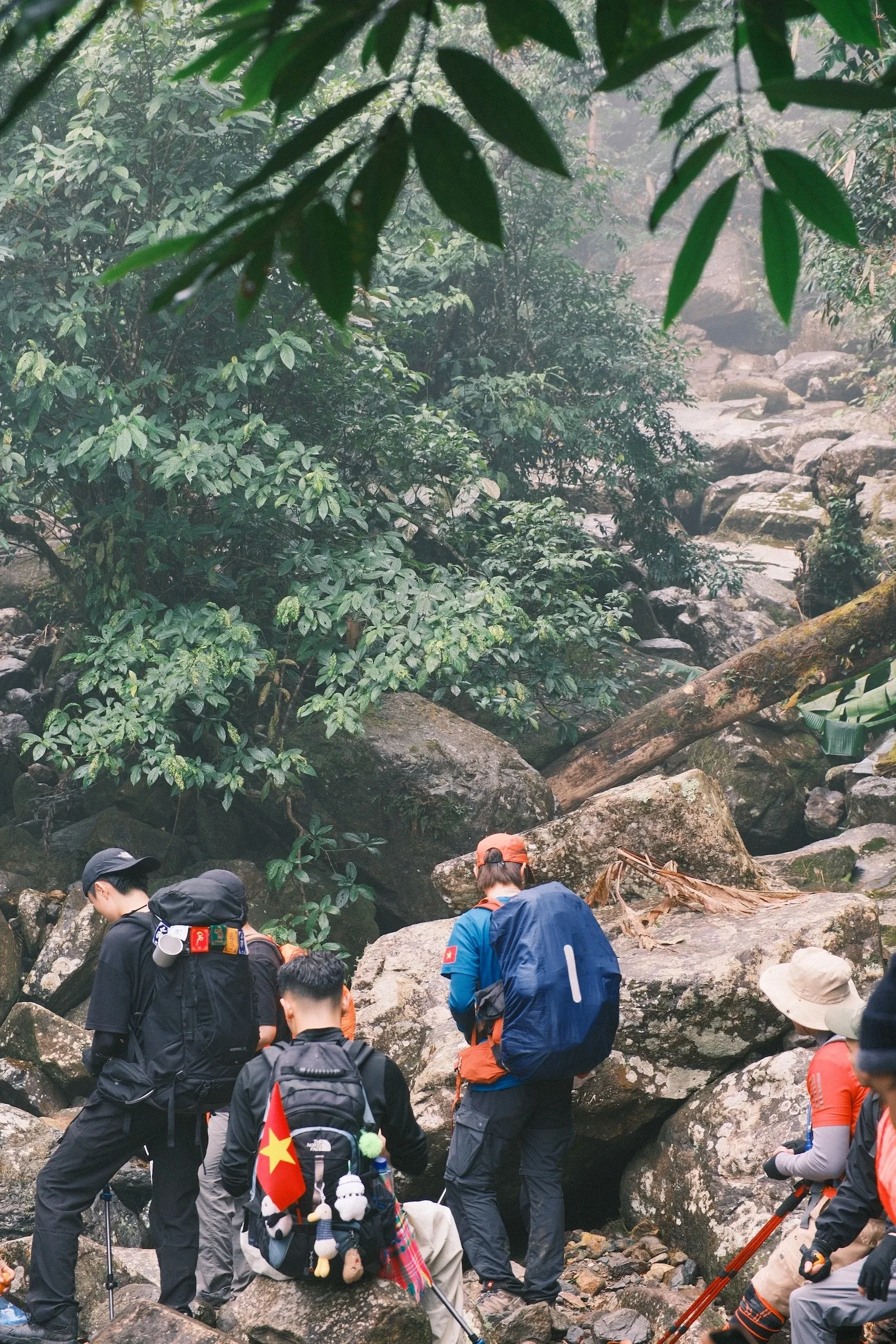 Đoàn trekking nghỉ chân bên khe đá giữa rừng