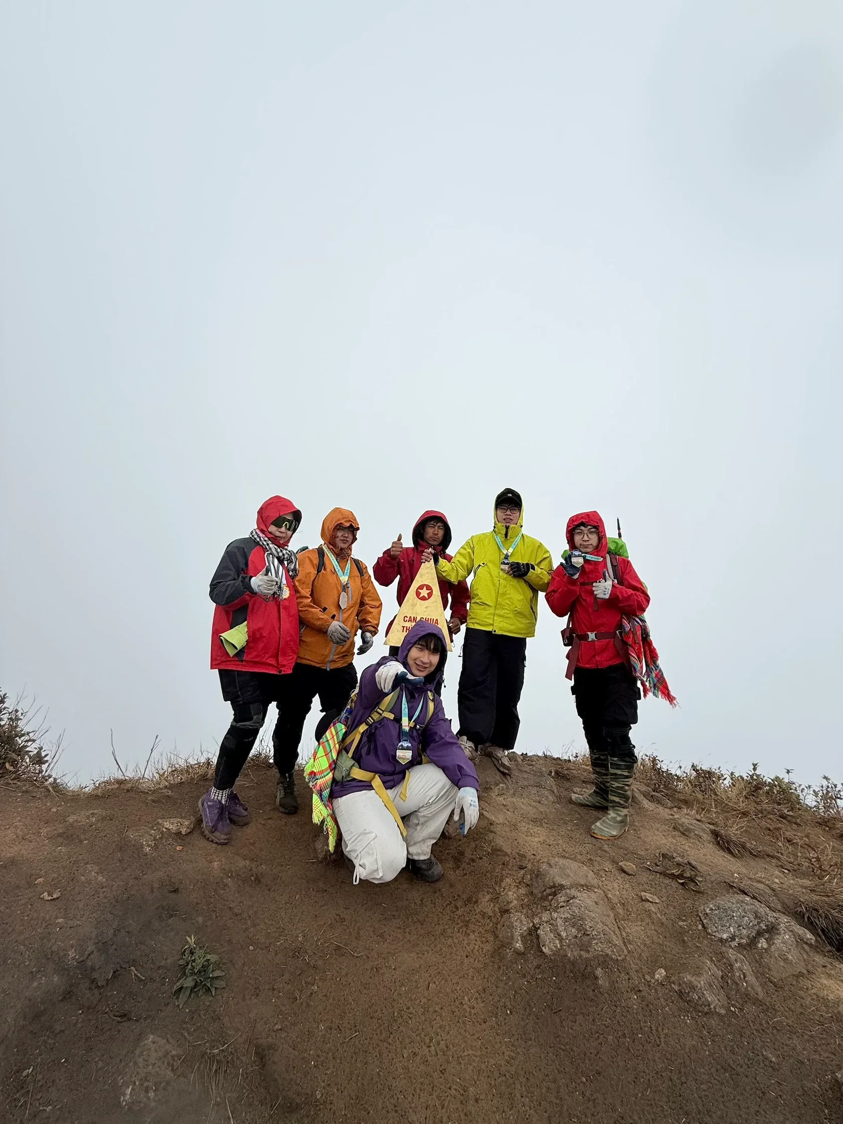 Đoàn trekking chụp ảnh trên đỉnh núi giữa màn sương trắng