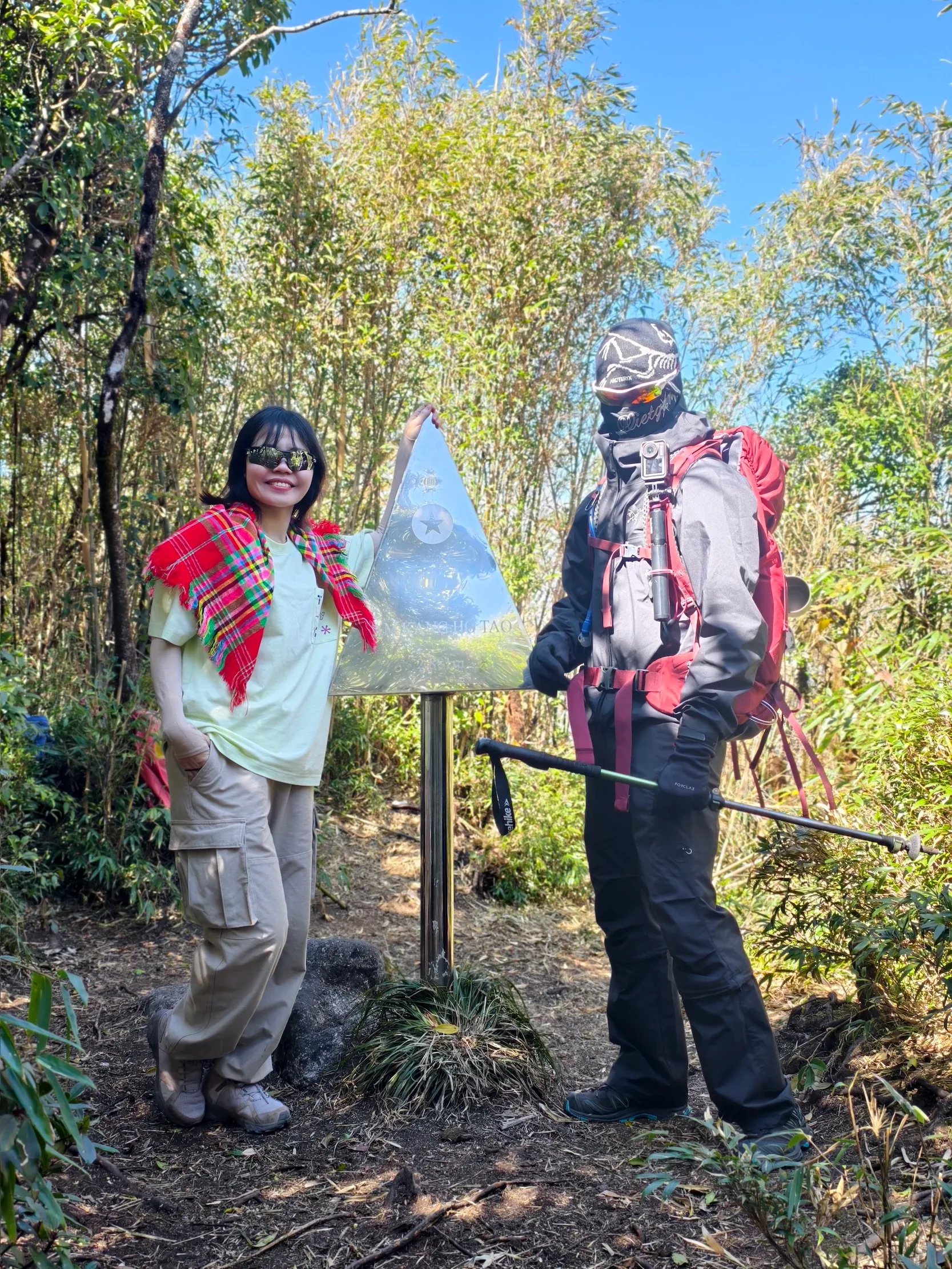 Hai nữ du khách chụp ảnh cùng gậy trekking trên đường rừng