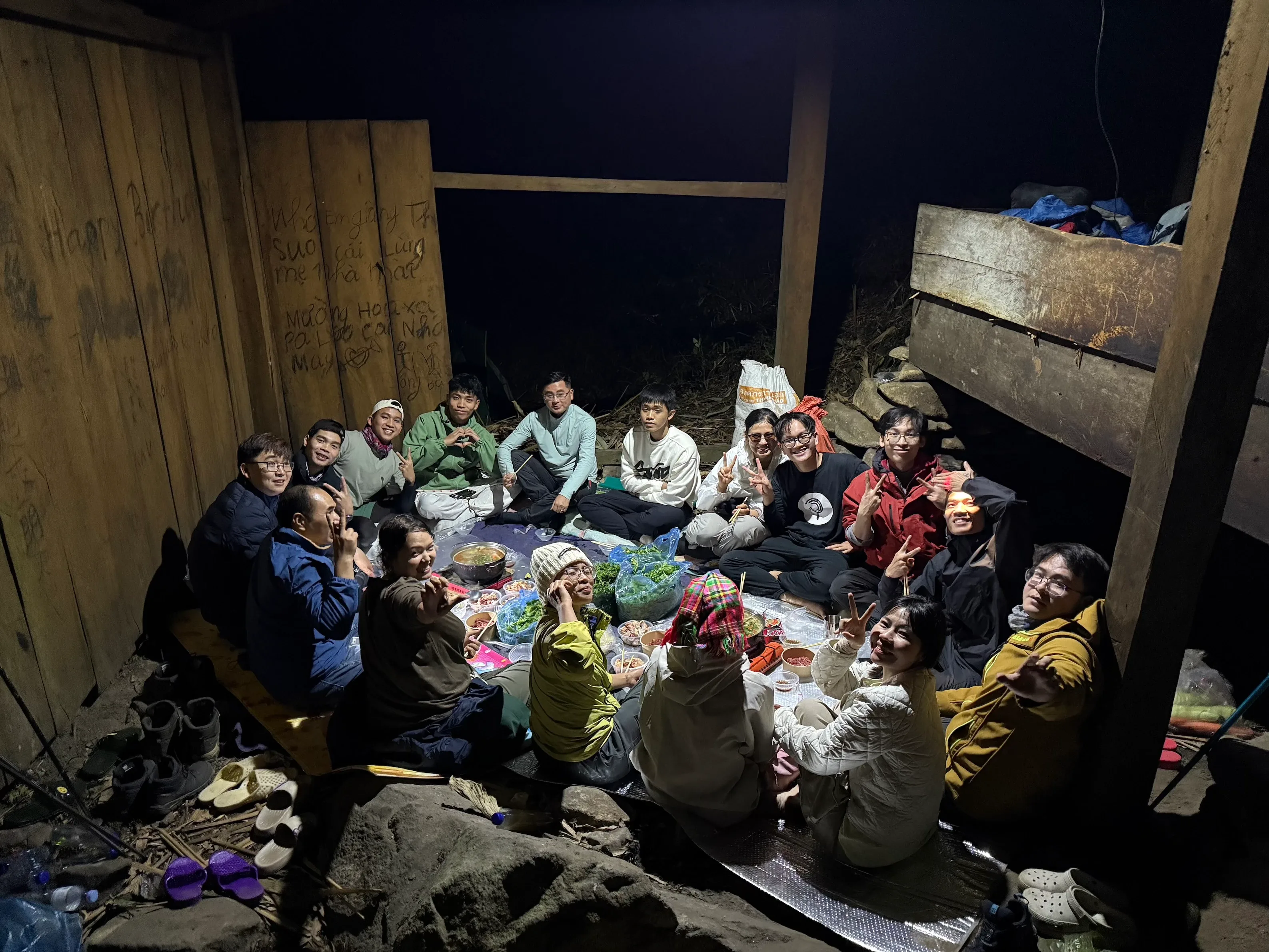 Đoàn trekking quây quần dùng bữa tối trong căn nhà gỗ
