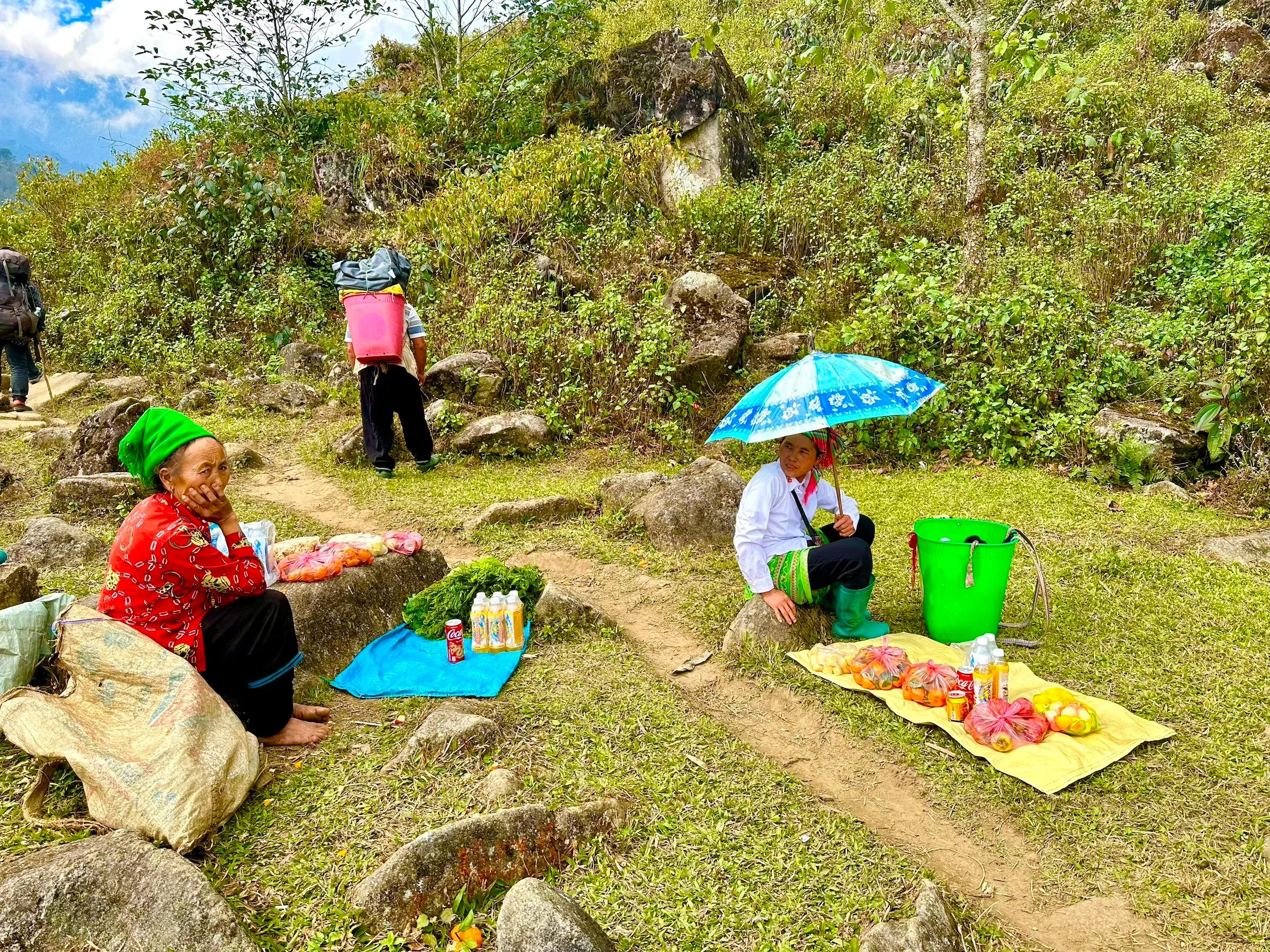 Người dân địa phương bày đồ ăn bên đường mòn núi đá
