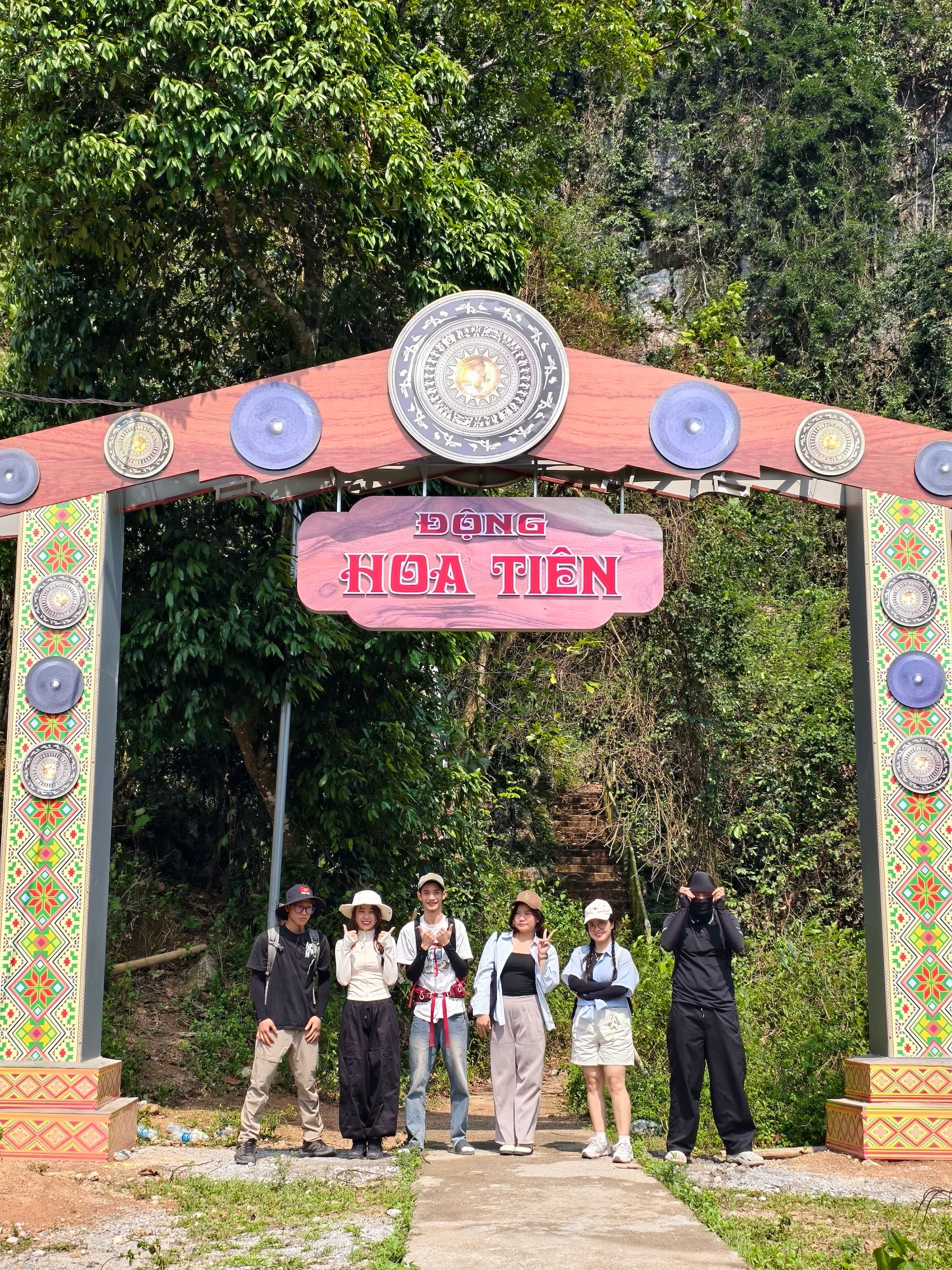 Nhóm du khách tạo dáng dưới cổng Động Hoa Tiên, Đà Giang