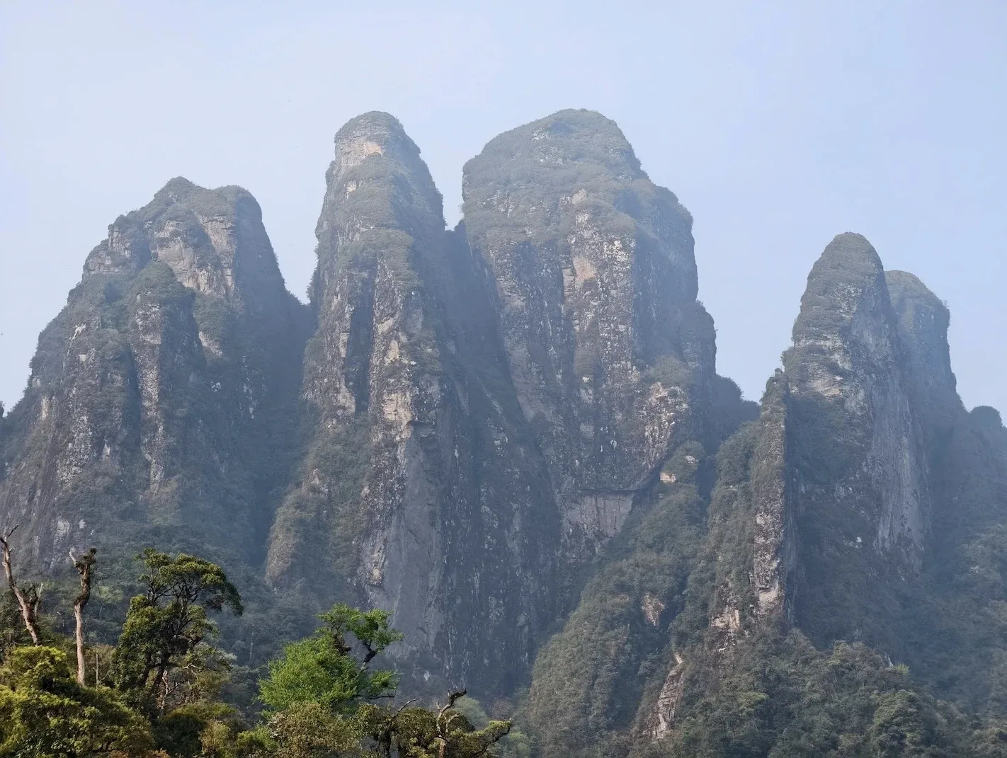 Các mỏm đá dựng đứng đặc trưng của dãy Ngũ Chỉ Sơn