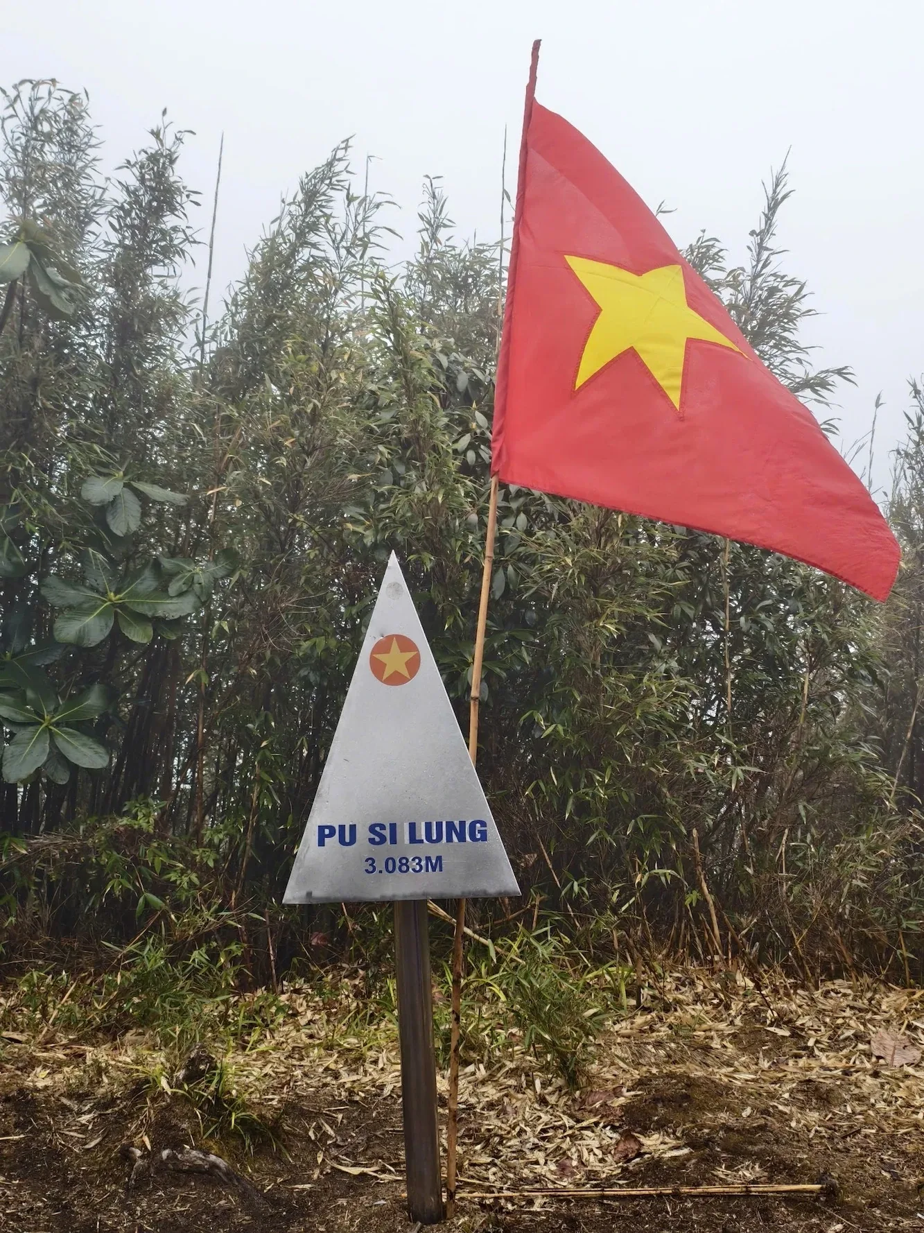 Cột mốc đỉnh Pu Si Lung 3083m bên lá cờ Việt Nam