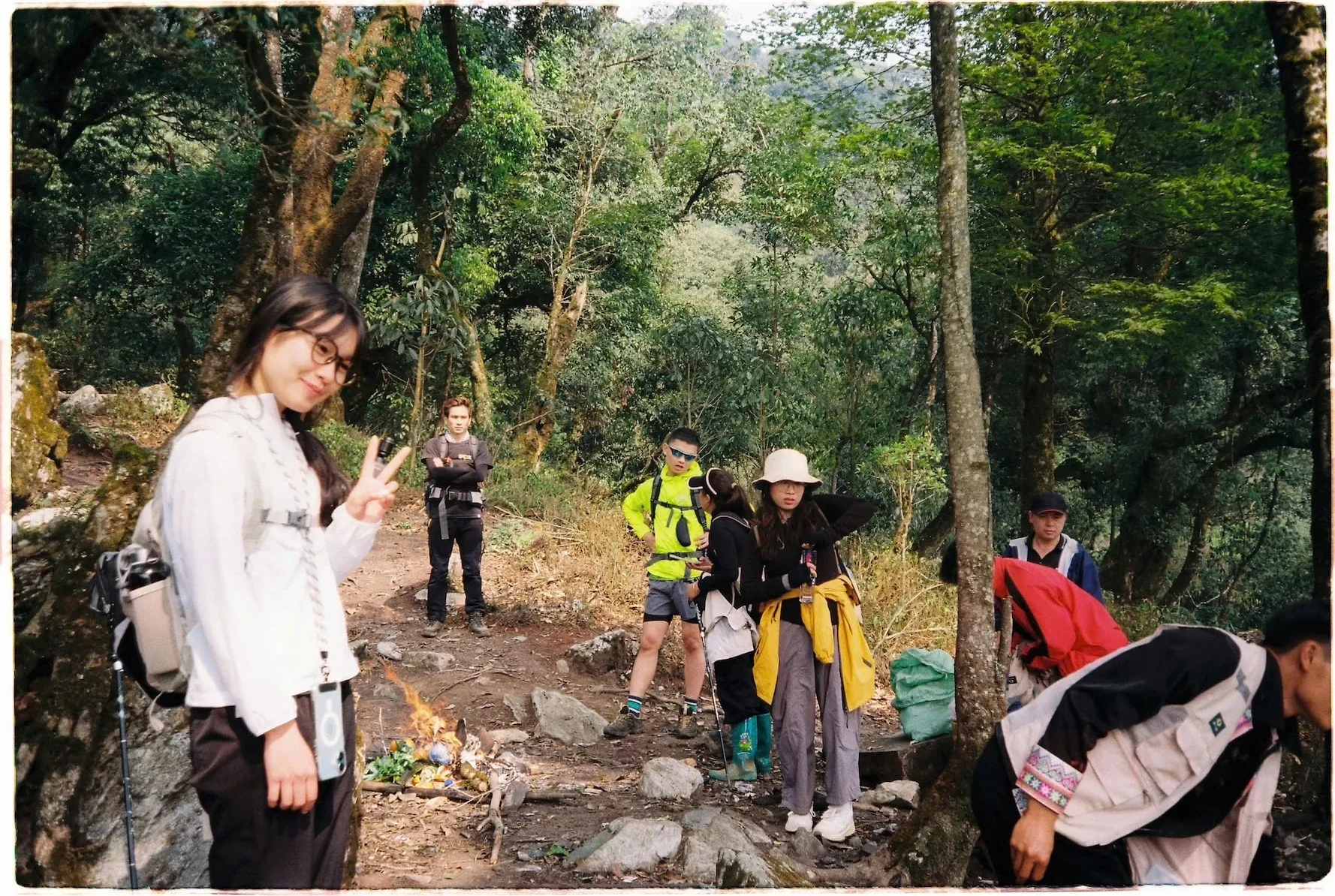 Đoàn trekking nghỉ chân trên lối đá giữa rừng