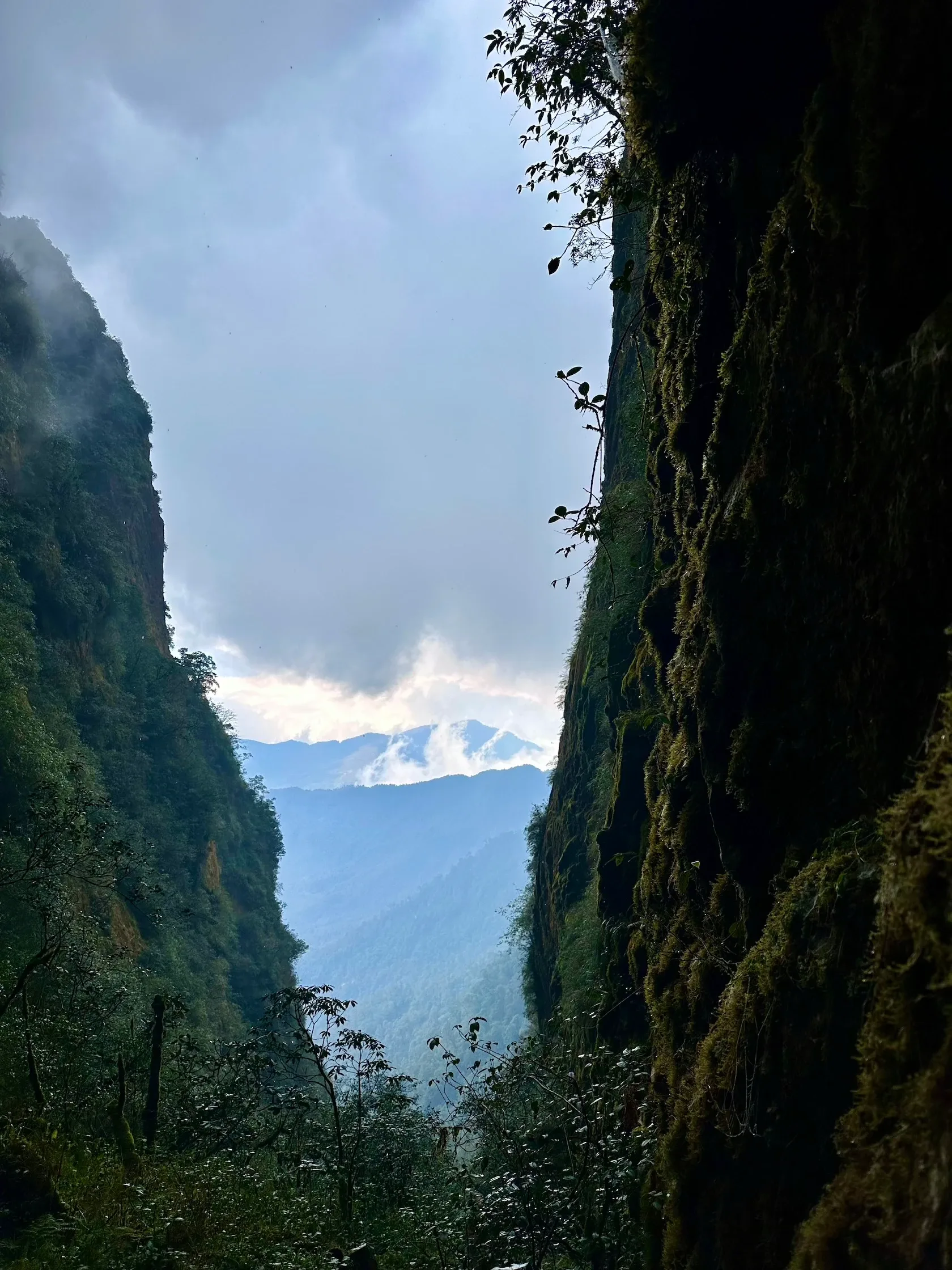 Khe núi đá hẹp nhìn ra dãy núi xanh phía xa