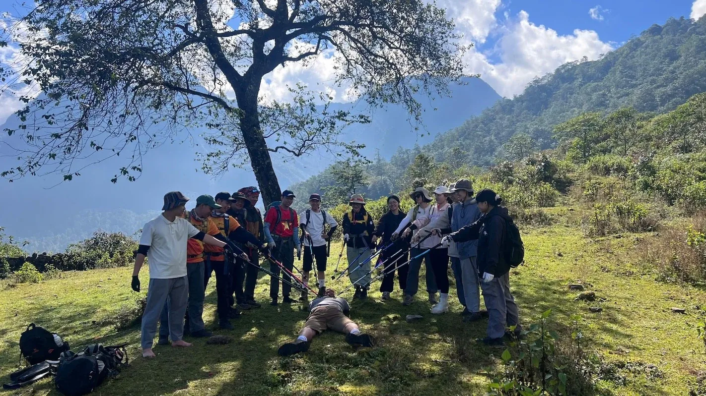 Đoàn trekking tập trung nghỉ chân dưới một cây lớn