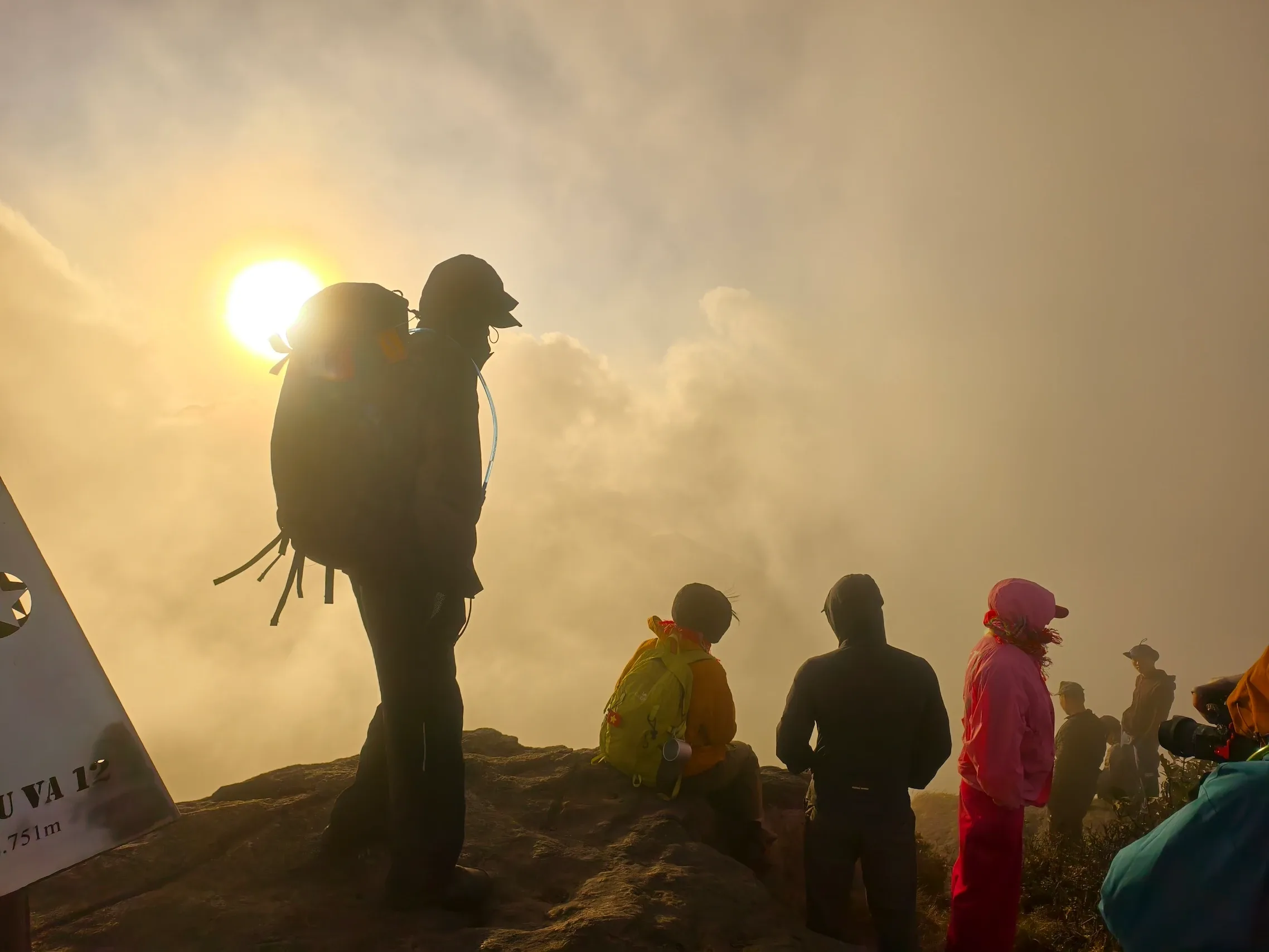 Đoàn trekking tập trung trên đỉnh Chu Va 12 trong ánh hoàng hôn