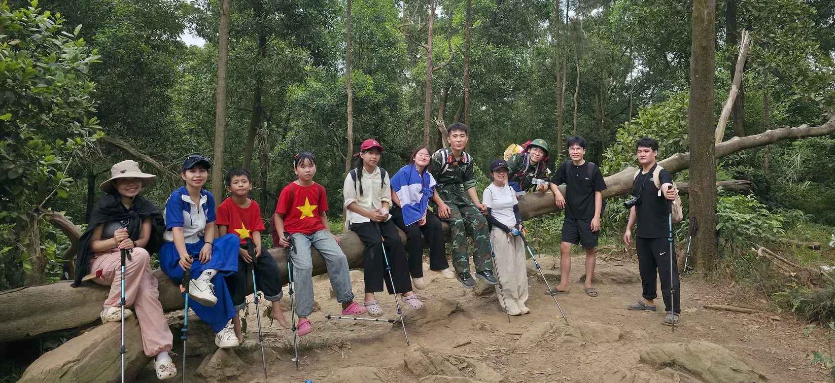 Người mới bắt đầu leo núi với hướng dẫn viên