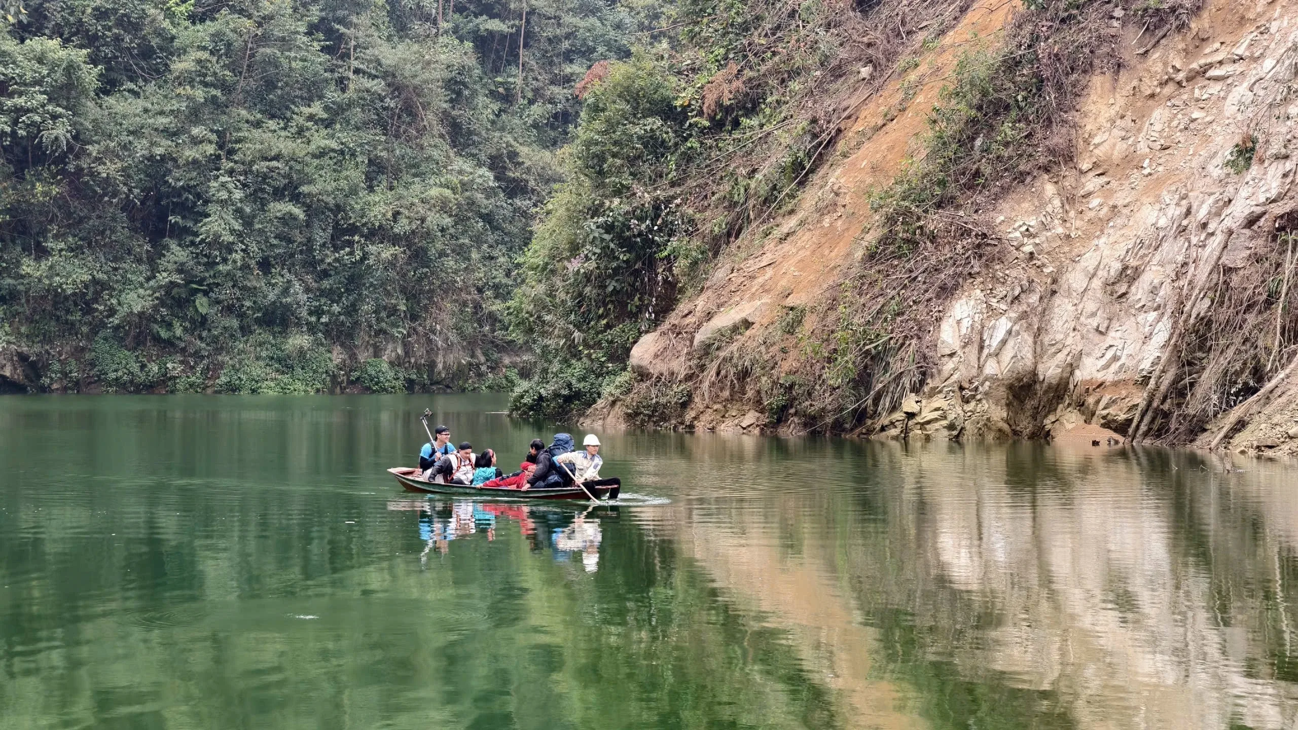 Đoàn trekking ngồi thuyền trên hồ nước xanh giữa núi rừng Pu Si Lung