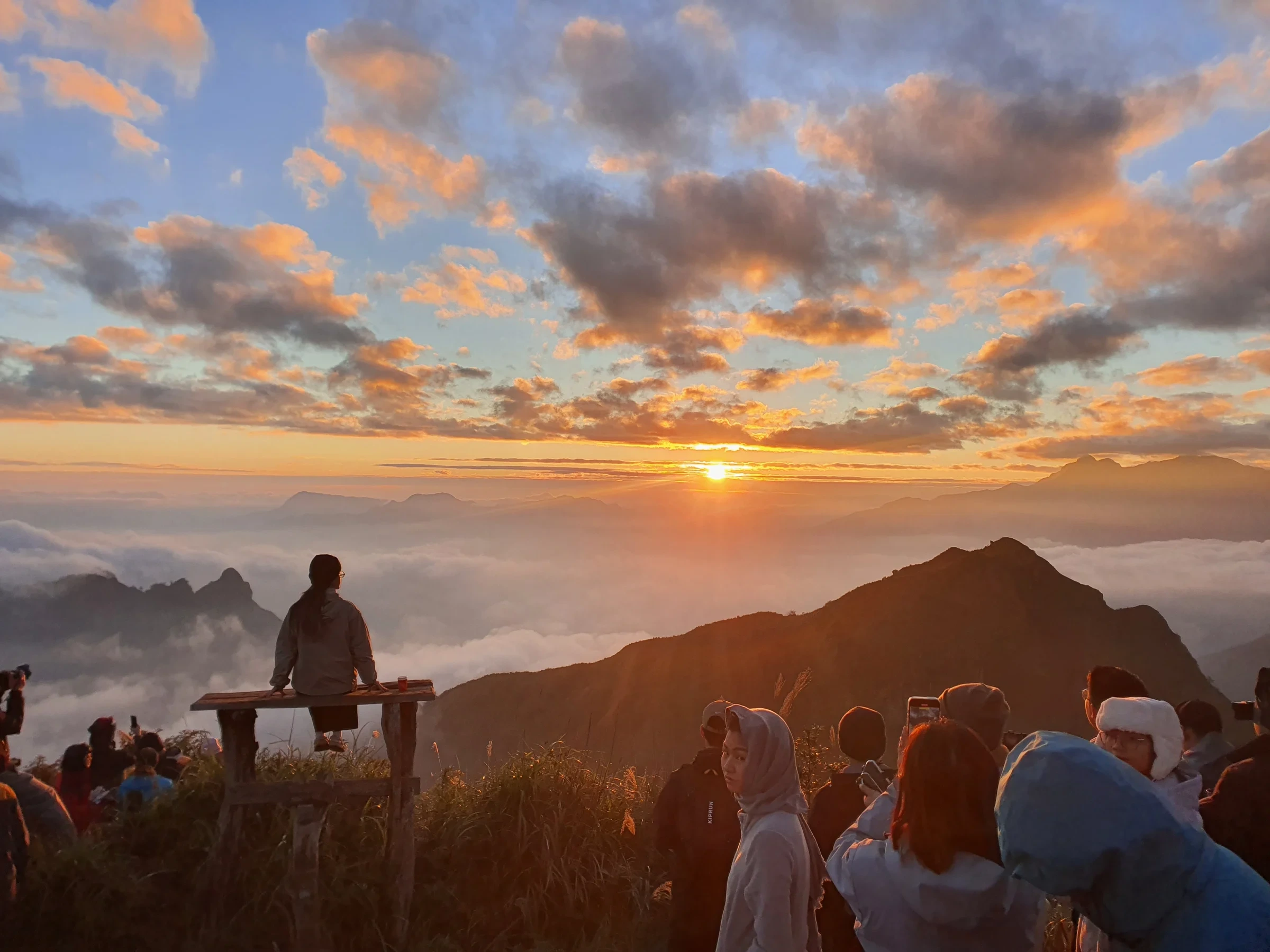 Nhóm du khách ngắm hoàng hôn trên biển mây từ điểm nghỉ Ky Quan San