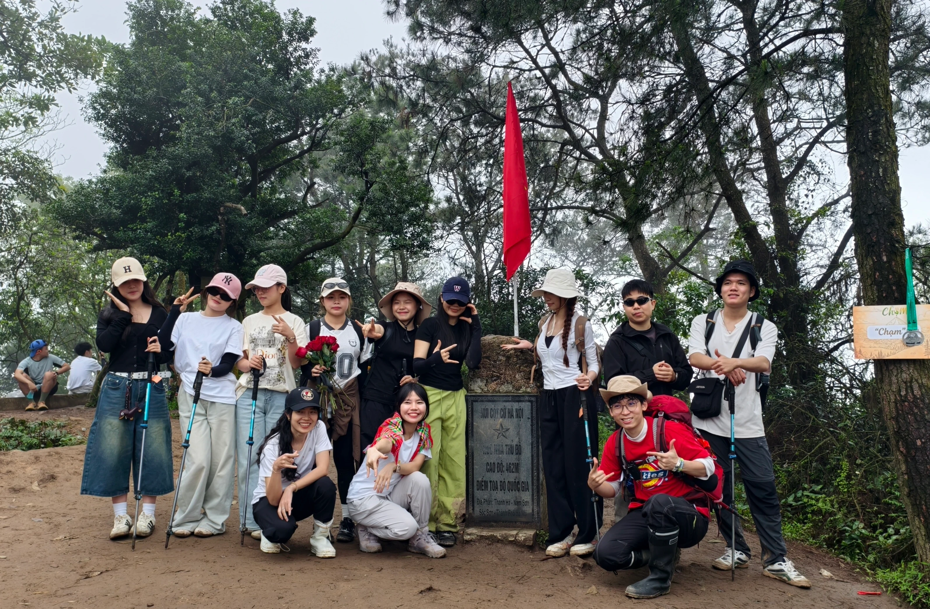 Đoàn trekking chụp ảnh lưu niệm bên cột mốc toạ độ quốc gia Nóc nhà Thủ đô, đỉnh Hàm Lợn 462m, Sóc Sơn