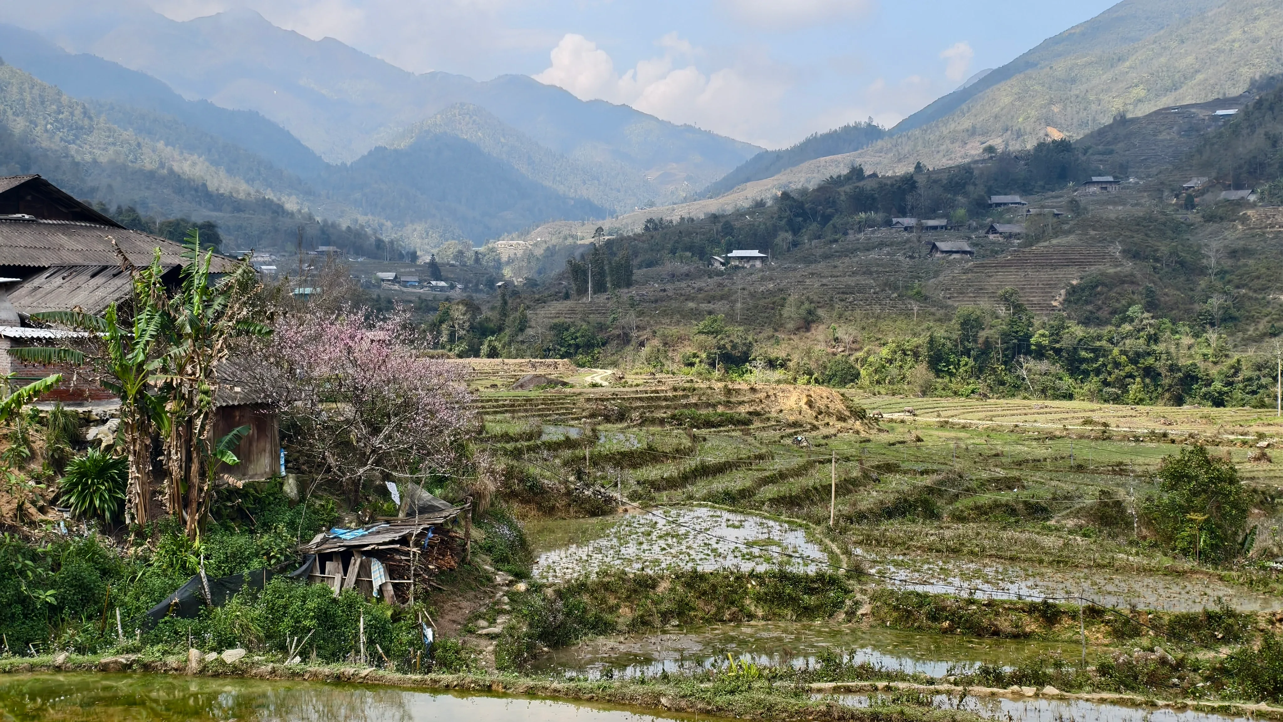 Bản làng và ruộng bậc thang trong thung lũng dưới dãy núi Nam Kang Ho Tao
