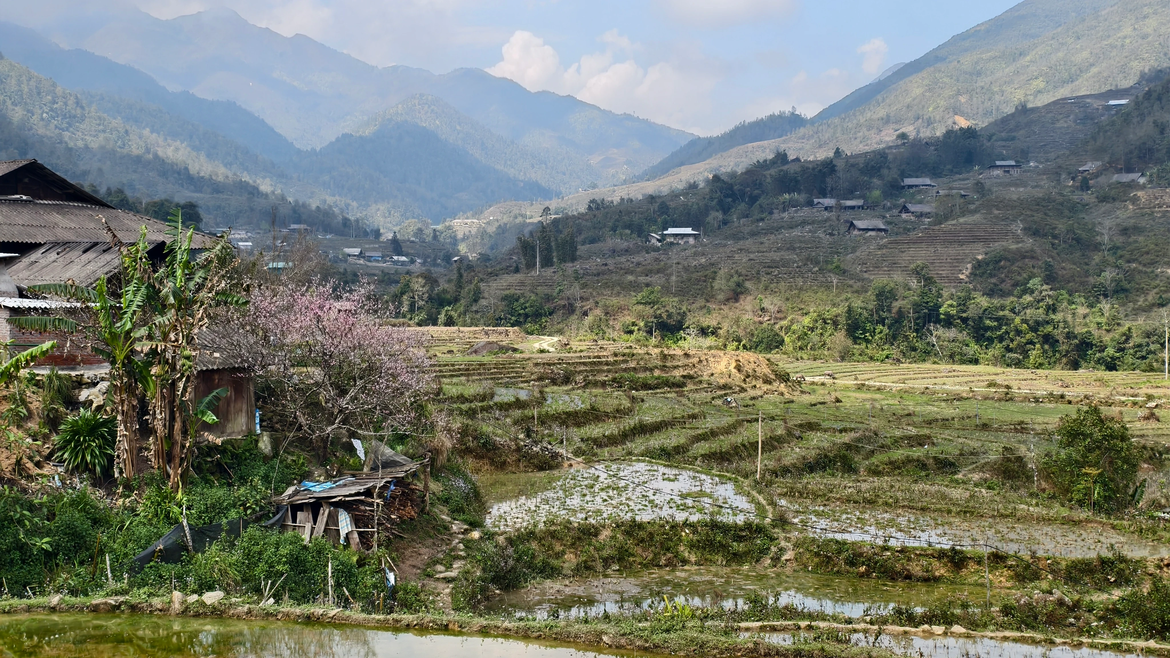 Bản làng và ruộng bậc thang trong thung lũng dưới dãy núi Nam Kang Ho Tao