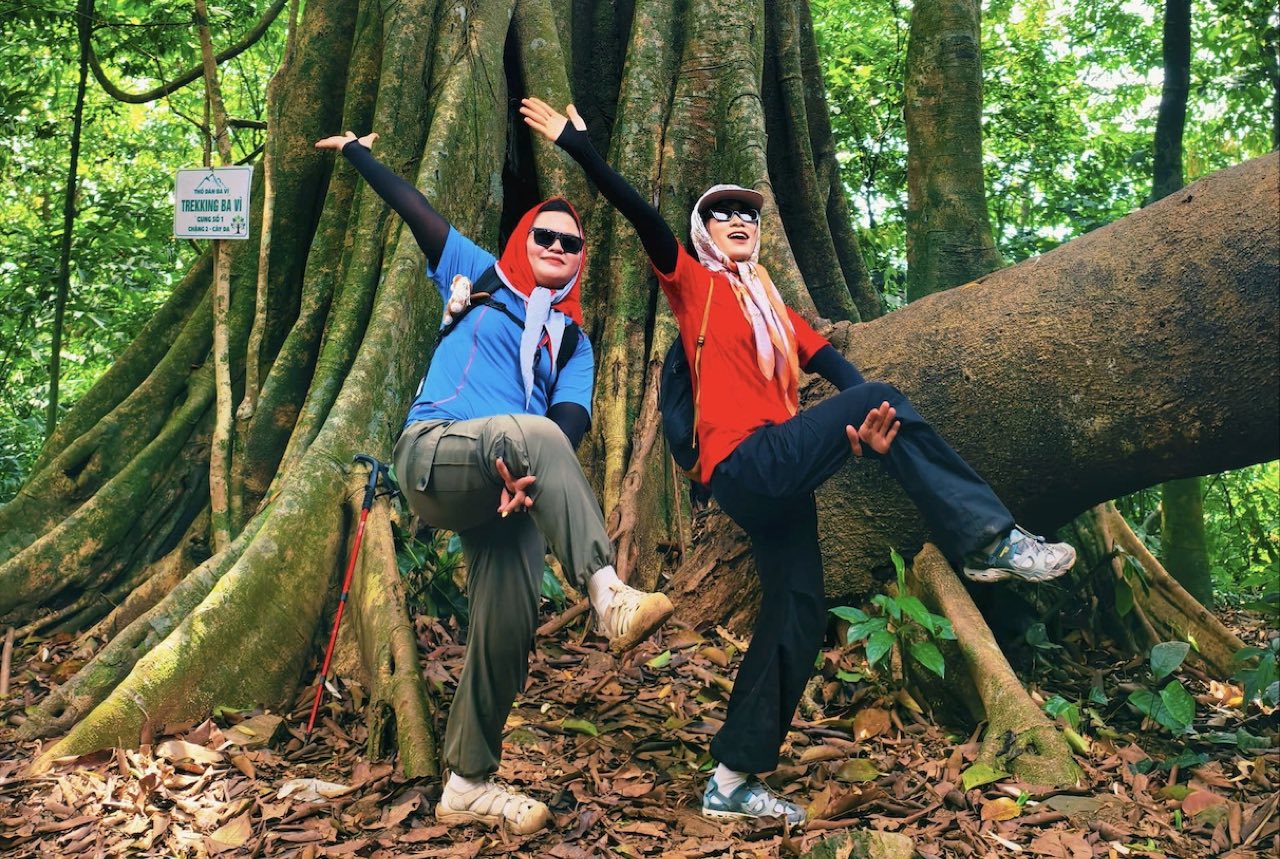 Tạo dáng bên gốc cây cổ thụ tại Chặng 2 - Cây Đa, cung trekking số 1 Ba Vì