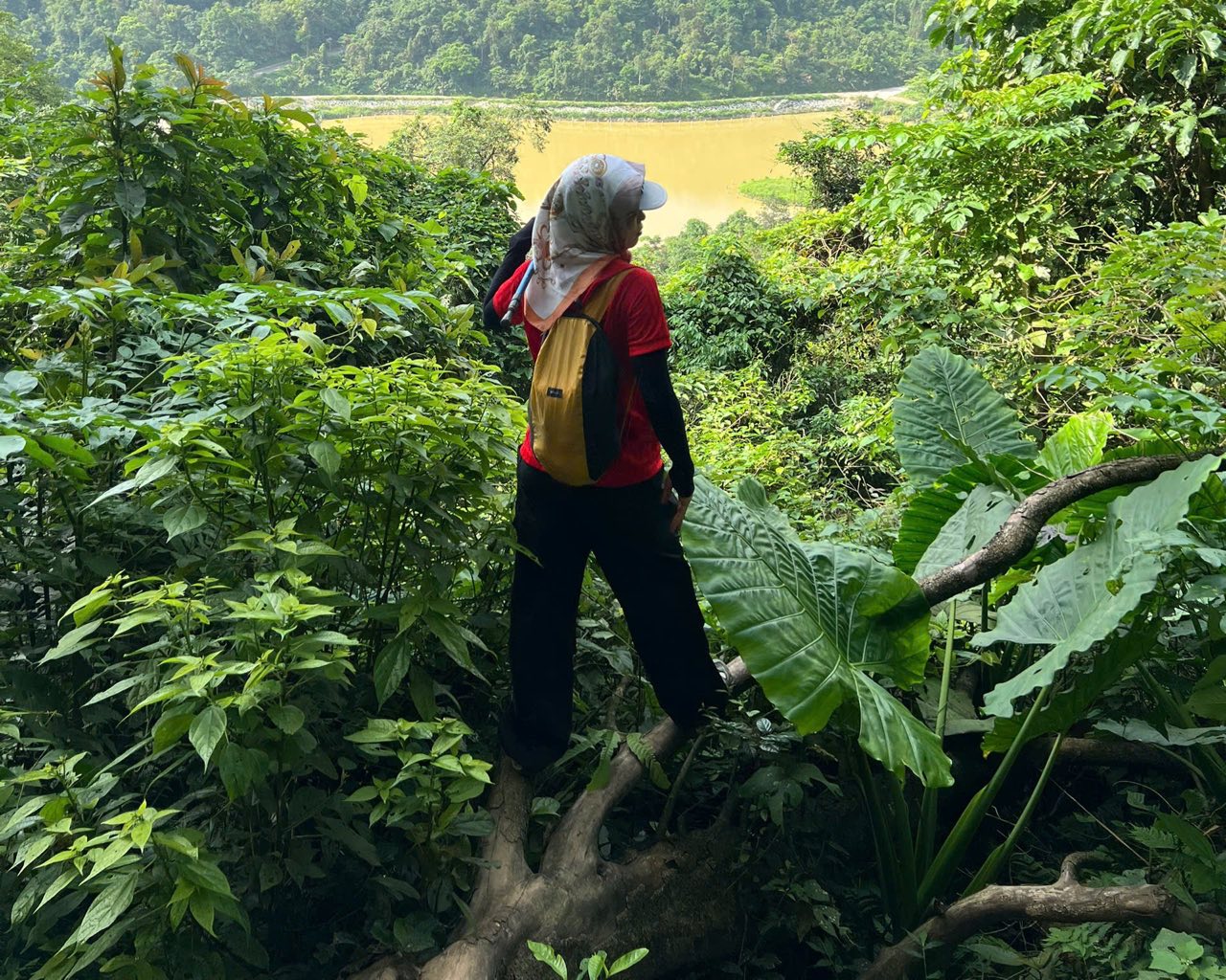 Nhìn xuống thung lũng và hồ nước từ đường mòn trekking