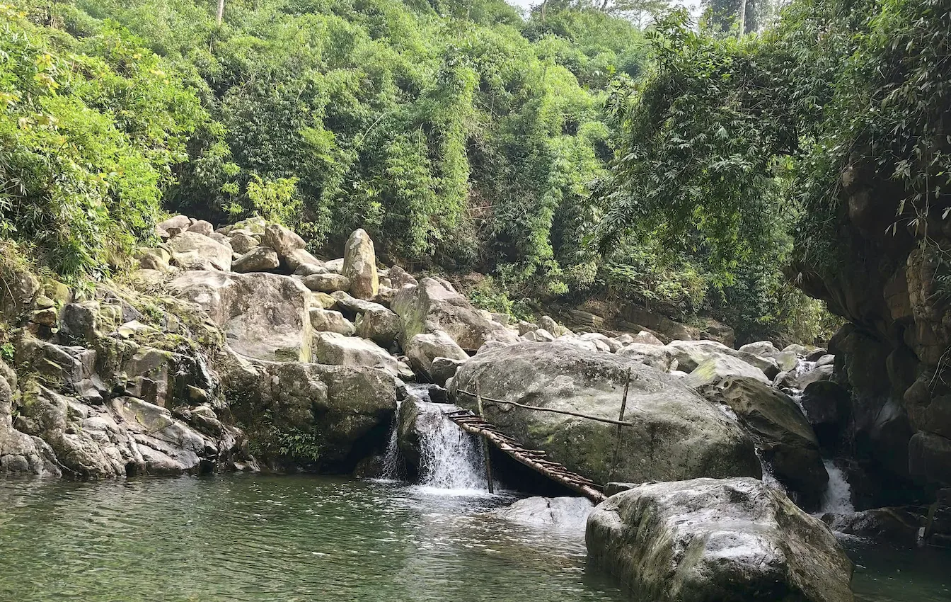 Ghềnh thác Cửa Tử với cầu thang gỗ bắc qua đá, điểm đến trekking nổi bật tại Thái Nguyên